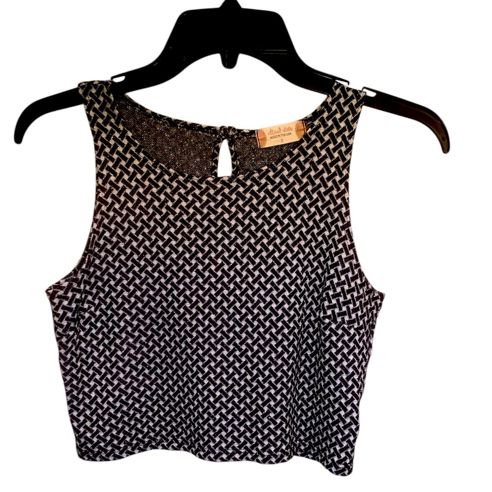 🔴ALTAR’D STATE🔴NWOT.GEOMETRIC BASKETWEAVE SLEEVELESS CROP. EXCELLENT CONDITION!